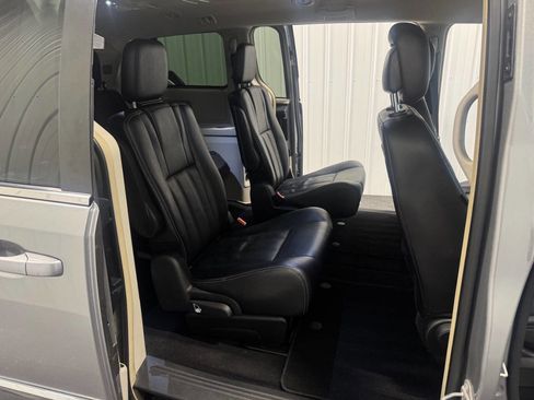 Used 2015 Chrysler Town & Country Touring image 20