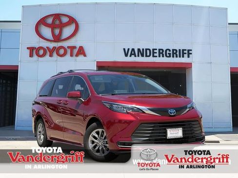 Used 2024 Toyota Sienna LE w/ LE Plus Package FWD image 1