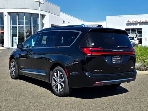 New 2026 Chrysler Pacifica Pinnacle image 6