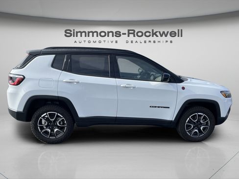 Used 2025 Jeep Compass Trailhawk AWD/4WD image 6