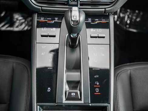Certified 2023 Porsche Macan AWD/4WD image 20