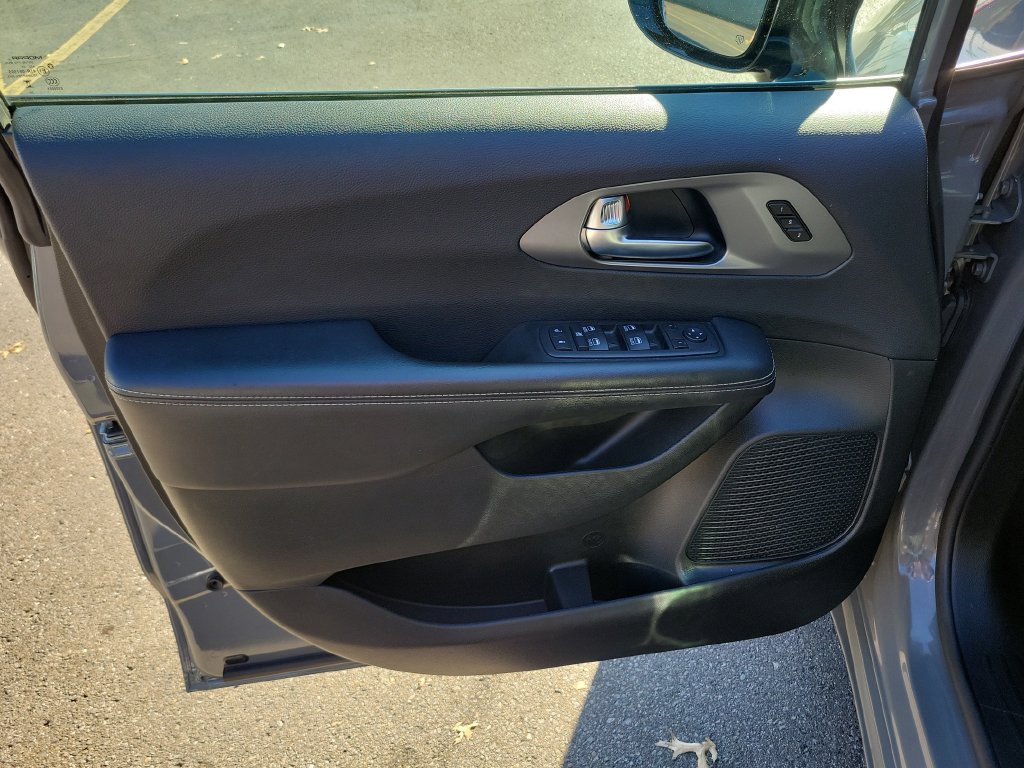 Used 2025 Chrysler Pacifica Select FWD image 22