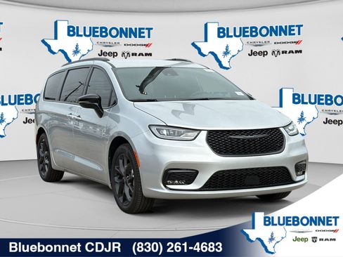 New 2026 Chrysler Pacifica Select w/ S Appearance Package FWD image 3