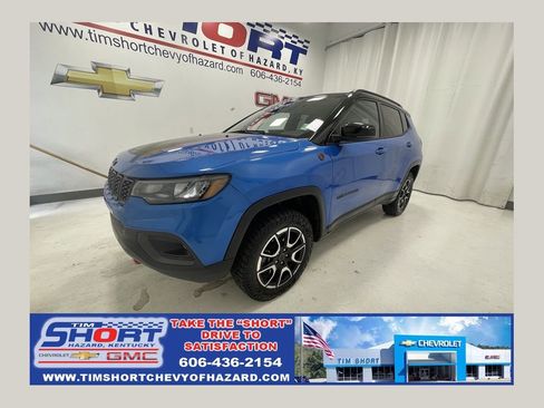 Used 2025 Jeep Compass Trailhawk AWD/4WD image 1