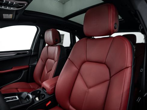 Certified 2026 Porsche Macan AWD/4WD image 19