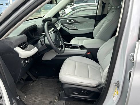 Used 2025 Ford Explorer Platinum w/ Ultimate Package AWD/4WD image 10
