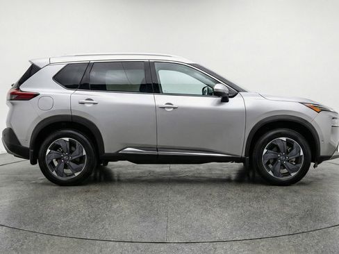 Used 2025 Nissan Rogue SV FWD image 11