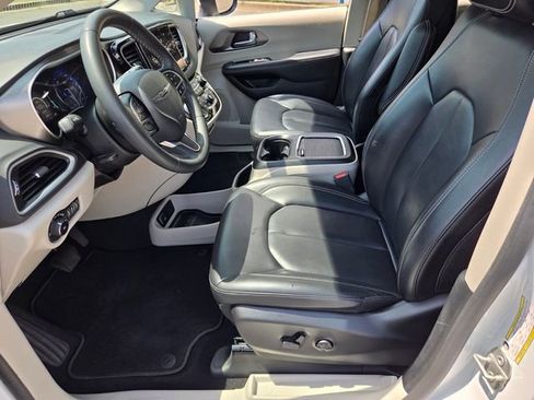 Used 2023 Chrysler Pacifica Touring-L FWD image 9