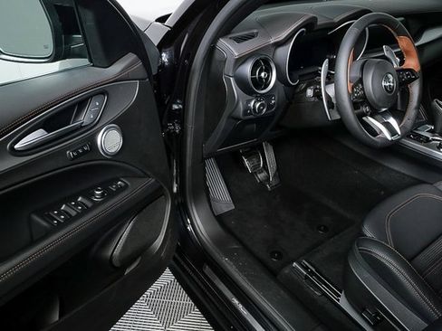New 2025 Alfa Romeo Stelvio Sprint image 9