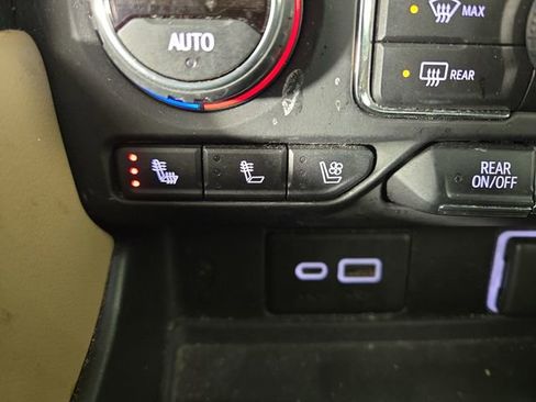 Used 2021 Chevrolet Tahoe Premier w/ Premium Package image 26