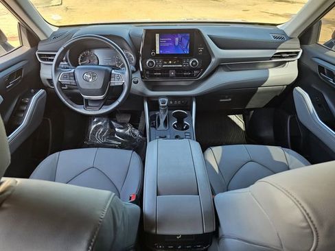 Used 2024 Toyota Highlander LE image 8