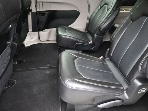 Used 2023 Chrysler Pacifica Touring-L FWD image 15