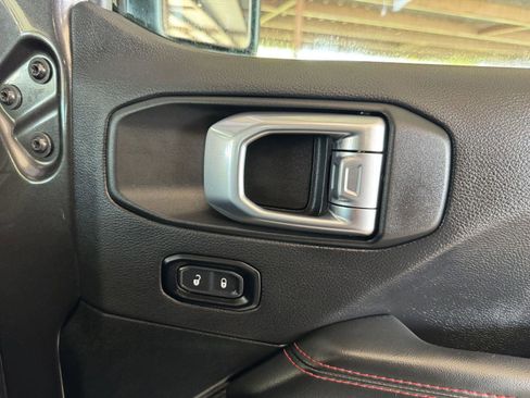 Used 2024 Jeep Gladiator Rubicon w/ Technology Group AWD/4WD image 37