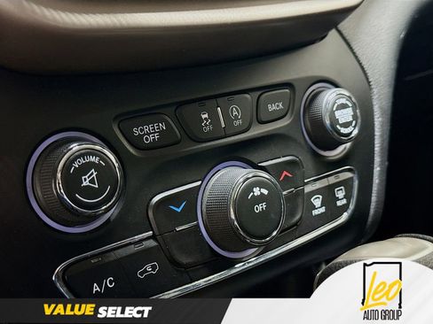 Used 2017 Jeep Cherokee Latitude w/ Cold Weather Group FWD image 15