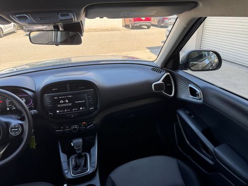Used 2025 Kia Soul LX w/ LX Technology Package FWD image 33