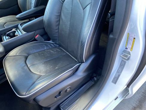 Used 2025 Chrysler Pacifica Limited FWD image 18
