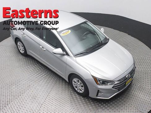Used 2019 Hyundai Elantra SE w/ Cargo Package FWD image 3