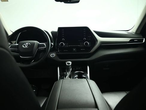 Used 2021 Toyota Highlander XLE AWD/4WD image 37