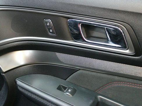 Used 2019 Ford Explorer XLT w/ XLT Sport Appearance Package image 9