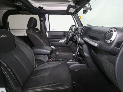 Used 2018 Jeep Wrangler Sahara w/ Connectivity Group AWD/4WD image 16