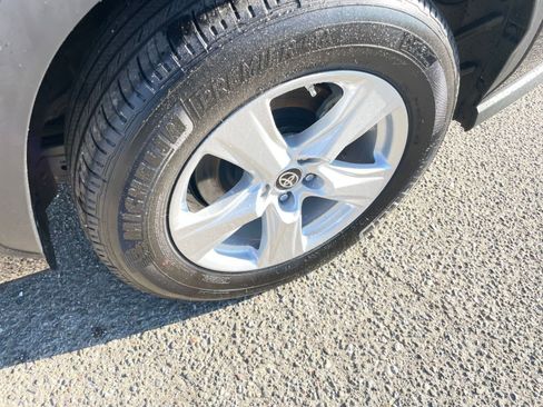 Used 2025 Toyota Highlander LE image 32