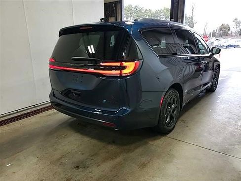 Used 2024 Chrysler Pacifica Premium image 6