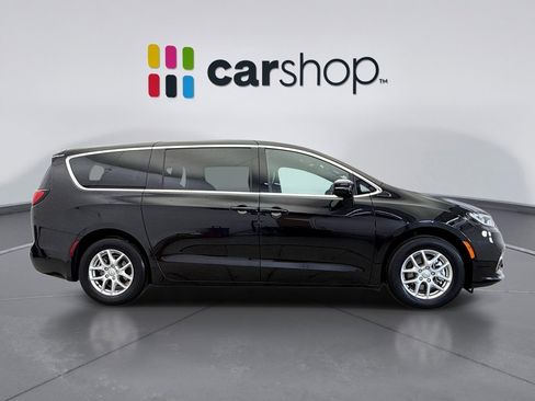 Used 2025 Chrysler Pacifica Select image 6