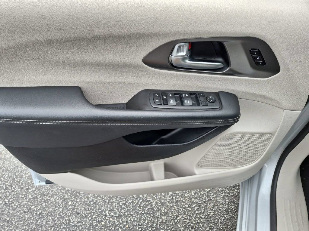Used 2024 Chrysler Pacifica Touring-L FWD image 9