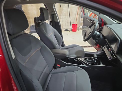 Used 2024 Kia Niro LX image 12