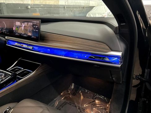 Used 2025 BMW 740i w/ Premium Package image 19