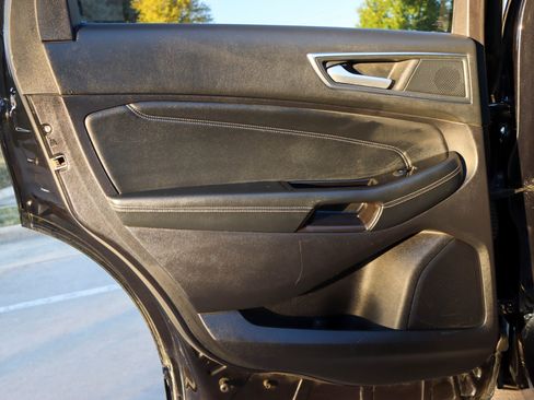 Used 2019 Ford Edge Titanium image 11