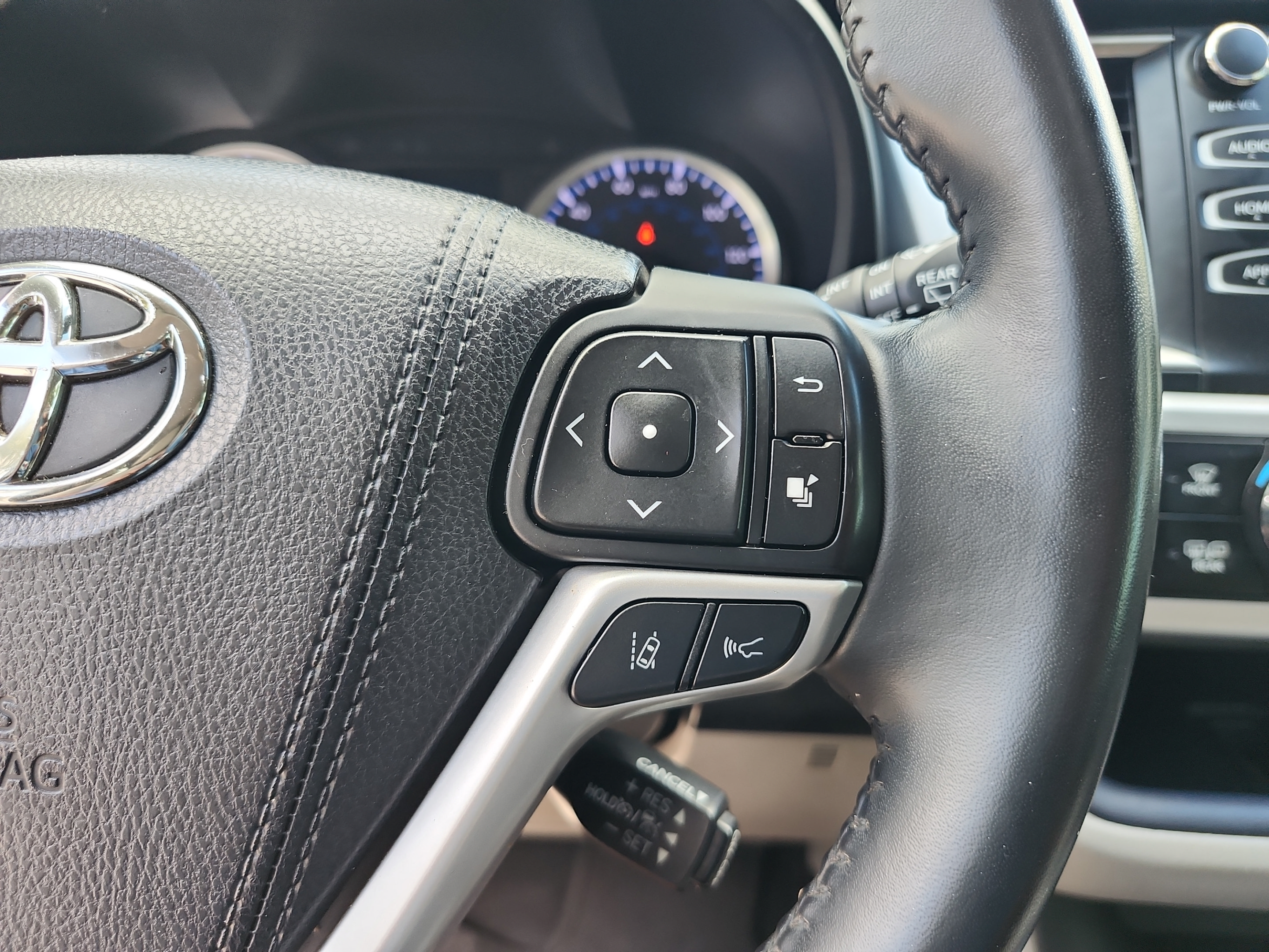 Used 2018 Toyota Highlander Plus FWD image 27