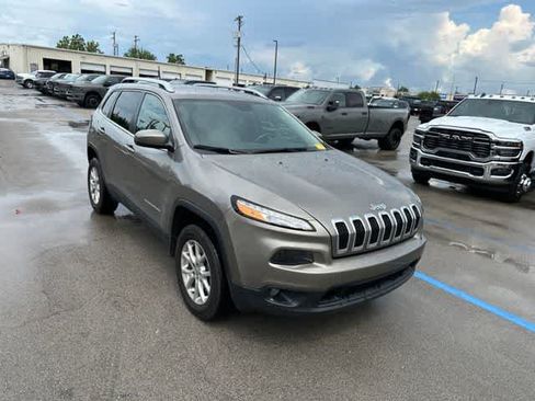 Used 2017 Jeep Cherokee Latitude w/ Comfort/Convenience Group AWD/4WD image 22