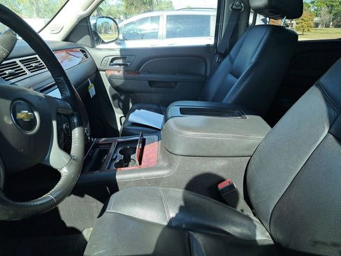 Used 2014 Chevrolet Suburban LTZ image 9