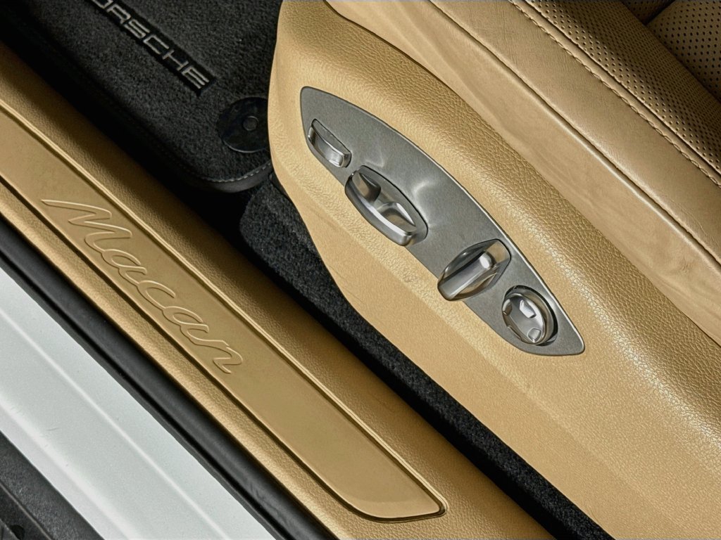 Certified 2023 Porsche Macan AWD/4WD image 23