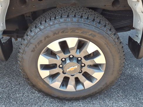 Used 2021 Chevrolet Silverado 2500 Custom w/ Custom Convenience Package AWD/4WD image 9
