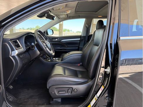 Used 2019 Toyota Highlander XLE AWD/4WD image 10