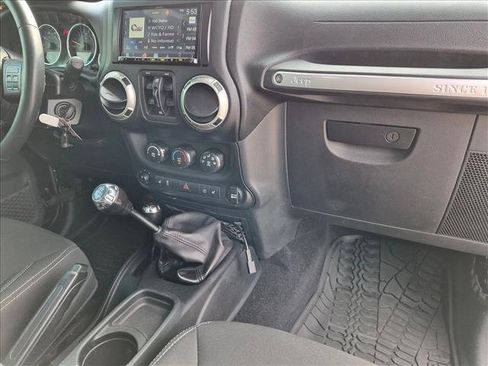 Used 2017 Jeep Wrangler Unlimited Sahara w/ Connectivity Group AWD/4WD image 21