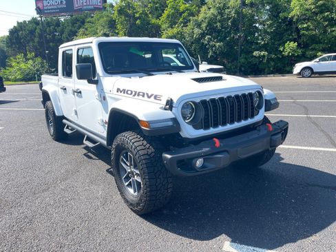 Used 2024 Jeep Gladiator Mojave AWD/4WD image 1