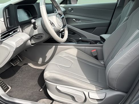 Used 2025 Hyundai Elantra Sport FWD image 18