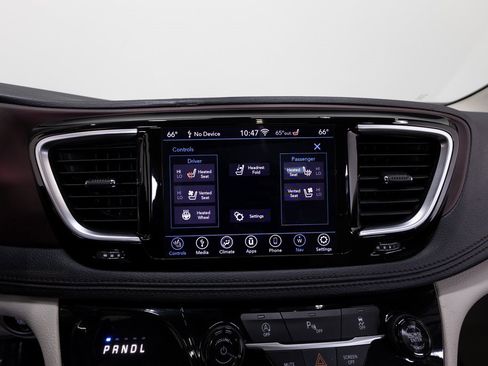 Used 2020 Chrysler Pacifica Limited image 35