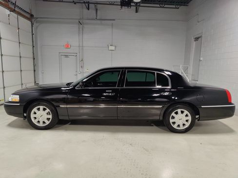 Used 2011 Lincoln Town Car Executive L RWD image 24