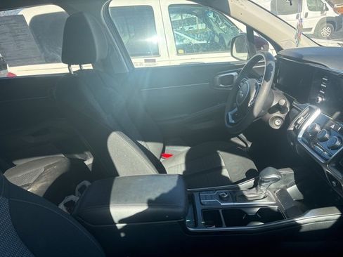 Used 2023 Kia Sorento LX image 2