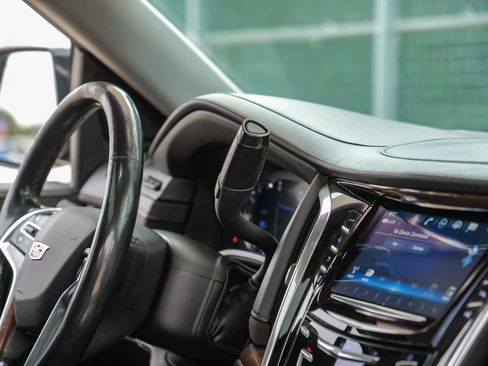Used 2017 Cadillac Escalade ESV Luxury AWD/4WD image 21