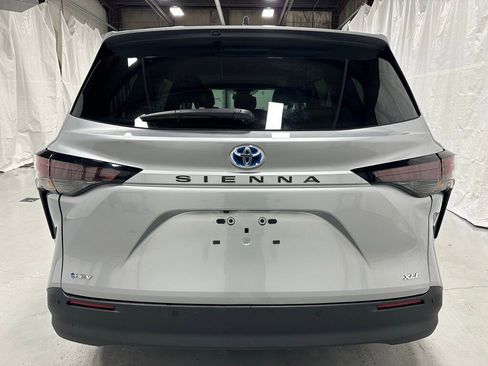 Used 2025 Toyota Sienna XLE image 6