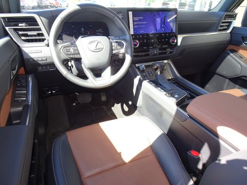 Used 2024 Lexus GX 550 w/ Accessory Package (2T) AWD/4WD image 15