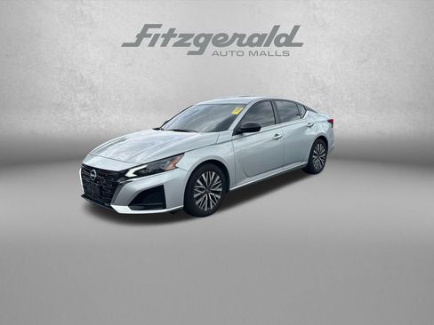 Used 2025 Nissan Altima 2.5 SV FWD image 3