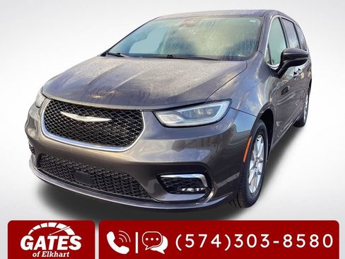 Used 2023 Chrysler Pacifica Touring-L FWD image 5