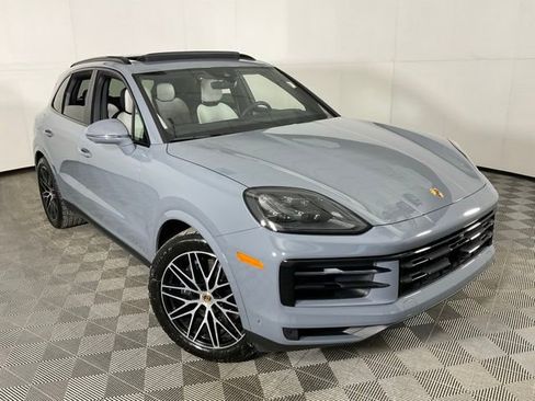 Used 2025 Porsche Cayenne AWD/4WD image 38