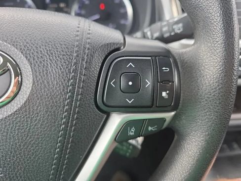 Used 2019 Toyota Highlander LE AWD/4WD image 19